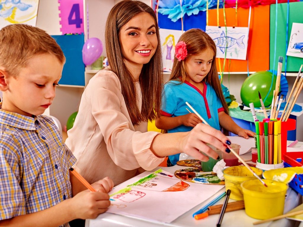 teacher painting with kids