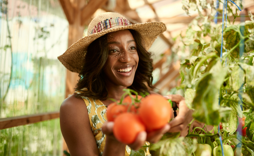 woman with fresh tomatoes